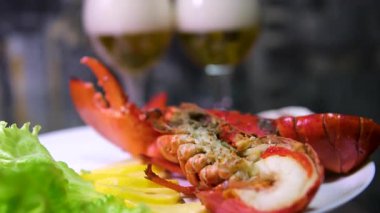 4K Top View Chef ıstakoz salatası süslemesini bitirdi. Yüksek kalite 4k görüntü