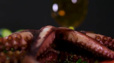 Sebzeli ızgara ahtapot. Geleneksel yerel mutfak. Deniz ürünleri. ahtapot pişirme işlemi