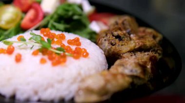 Pirinç salatası Biftek Rendang ve haşlanmış yumurta Otantik Geleneksel Endonezya, Malezya Gıda Tarzı Ünlü Köri Yemeği tarifi Kaffer, Chili. Yüksek kalite 4k görüntü