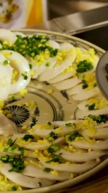 Kadın bir şef pirinç keki keser. Lotek yapmaya hazırlık, tipik bir Endonezya yemeği içinde fıstık sosu serpiştirilmiş sebzeler. Yüksek kaliteli FullHD görüntüler