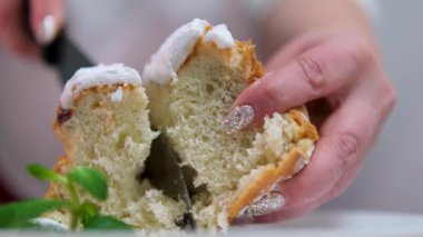 Paskalya pastası kesen bir kadın. Anne Bıçaklı Şenlikli Pastaları Kesiyor. Paskalya pastasını kesen kadın. Yüksek kalite 4k görüntü