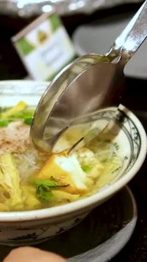 Tavuk Kalın soslu çıtır erişte, Asya usulü. Kalın soslu mevsimlik yeşilliklerle birlikte bir tabak kızarmış şehriye servis ediyorum. Lezzetli ev yapımı Hong Kong sarısı çıtır erişte.