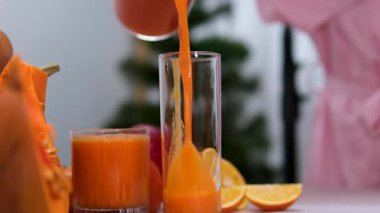 Sağlıklı beslenme, içecekler, diyet ve detoks kavramı mutfak masasında pipetle birlikte mason kavanozunda taze meyve veya sebze suyu kapatılıyor. kabak suyu