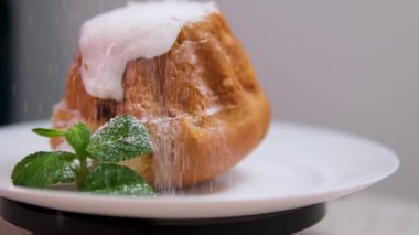 Paskalya pastası. Üzerine pudra şekeri serpin. Bıçakla Şenlikli Pastaları keser. Paskalya pastasını kesen kadın. Yüksek kalite 4k görüntü