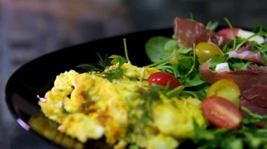 Yağda yumurta, canlı karışık salata, avokado tostu ve tohum ile besleyici bir brunch. Omlet ve salata.