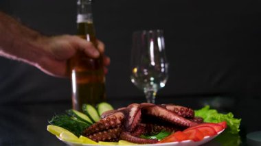 Sebzeli ızgara ahtapot. Geleneksel yerel mutfak. Deniz ürünleri. ahtapot pişirme işlemi