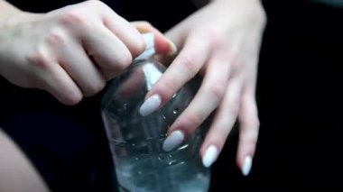 Soda şişesinin kapağını söküyorum. Başında makro mercek ve sığ bir alan derinliği vardı. Yüksek kalite 4k görüntü