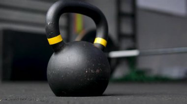 Kettlebell Spor Malzemeleri Spor Salonunda Kettlebell ile Erkek Sporcu Eğitimi. Kas kütlesi ve güçlü vücut konsepti.