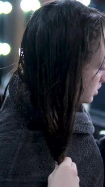 Genç ve güzel bir kadın aynaya bakarken saçını kurutuyor, fön makinesi. Otellerin banyosundaki aynadaki kadın yansıması. Yüksek kalite 