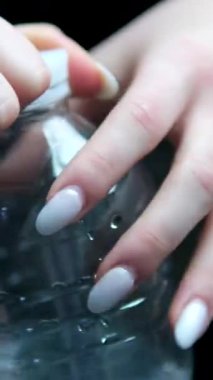 Soda şişesinin kapağını söküyorum. Başında makro mercek ve sığ bir alan derinliği vardı. Yüksek kalite 4k görüntü