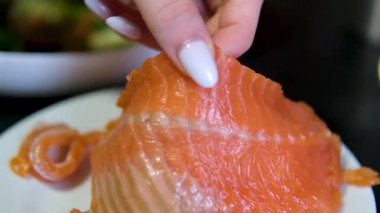 Büyük bir parça kırmızı balık alabalığı salatada somon pembe somon balığı. Yüksek kalite 4k görüntü