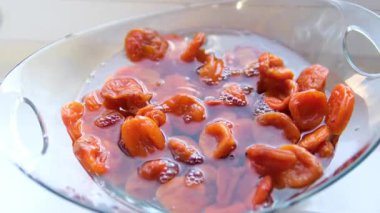 Cam kasede kurutulmuş kayısıları yıka. Yüksek kalite 4k görüntü