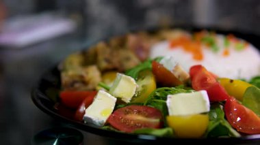 Masanın üstüne tavuk ve kuskus koymak. Arap mutfağı. Pita, humus, falafel ve sebze salatası. Geleneksel Ortadoğu kültürü. Etli lezzetli pirinç. Ev yapımı yemek. 