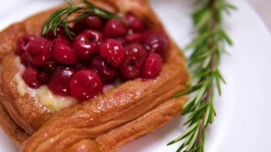 Pastanın üstüne kirazların son dokunuşlarını ekleyen yakın plan bir görüntü. Yüksek kalite 4k görüntü