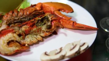 Sıcak kar yengeci. Istakozu tabağa koy.