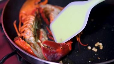 Sıcak kar yengeci. Istakozu tabağa koy.