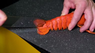 Sıcak kar yengeci. Istakozu tabağa koy.