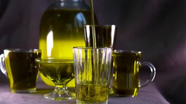 Ayçiçeği ya da zeytinyağı kızartma tavasına ya da yavaş çekimde pişirmek için salataya dökülür. Yüksek kalite 4k görüntü