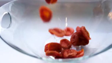 Kurutulmuş kayısıları yakından çek. Kuru, çiğ kayısı ve meyve yemeği. Üst manzara kasesi. Lezzetli, sağlıklı tatlı. Yüksek kalite 4k görüntü