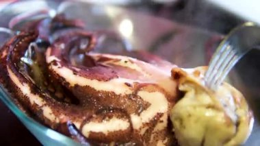 Evde kalmak: bir ahtapotu tencerede kaynatarak pişirmek. Çatallı el, tutarlılığı test ederek aşçılığı kontrol eder. Ahtapota özenli odaklan. Yüksek kalite 4k görüntü