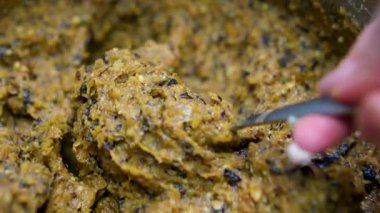 Pasta şefi şırıngayla büyük bir kurutulmuş tarihi fındık ezmesiyle dolduruyor. fındık ve kurutulmuş meyve ezmesi