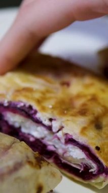 Kiraz reçelli, kiraz aromalı sütlü pastaya yakın plan çikolatalı süzme peynir tatlısı. Yüksek kalite 4k görüntü