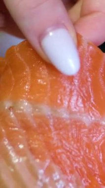 Büyük bir parça kırmızı balık alabalığı salatada somon pembe somon balığı. Yüksek kalite 4k görüntü