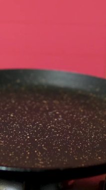 Tavaya fıstık dök. Kavrulmuş tuzlu fıstık. Kızartma tavasına düşen fındık fasulyesi. Kızarmış, lezzetli, fındık ezmeli, dumanlı atıştırmalıklar. Yüksek hızlı uçuş görüntüleri. 4