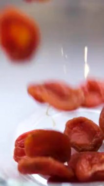 Kurutulmuş kayısıları yakından çek. Kuru, çiğ kayısı ve meyve yemeği. Üst manzara kasesi. Lezzetli, sağlıklı tatlı. Yüksek kalite 4k görüntü