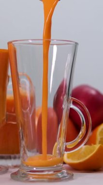 Bardakta balkabağı suyu ve olgun balkabağı dilimi, buzlu doğal balkabağı suyu ve taze balkabağı parçaları. Yüksek kalite 4k görüntü