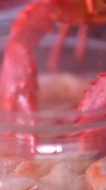 Çin Sıcak Ot Sahnesi ve Çorbadan Çalıntı Istakoz. Istakoz haşlama. Ağır çekim.