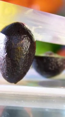 Avokado kesen beyaz kadın. Beyaz kadın evde sağlıklı yemek hazırlıyor. Avokado tostu yapan genç bir kız manzarası. Yüksek kalite 4k görüntü