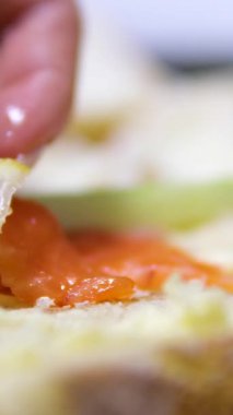 Limon aromalı somon peynirli bruschetta ve dereotu servis tabağında, kamera soldan sağa kayıyor. Yüksek kalite 4k görüntü