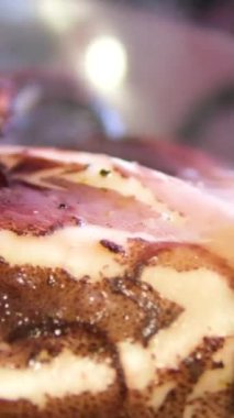 Evde kalmak: bir ahtapotu tencerede kaynatarak pişirmek. Çatallı el, tutarlılığı test ederek aşçılığı kontrol eder. Ahtapota özenli odaklan. Yüksek kalite 4k görüntü