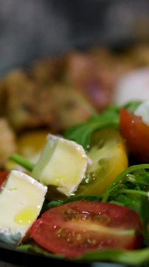 Masanın üstüne tavuk ve kuskus koymak. Arap mutfağı. Pita, humus, falafel ve sebze salatası. Geleneksel Ortadoğu kültürü. Etli lezzetli pirinç. Ev yapımı yemek. 