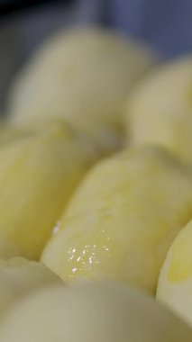 Otomatik taşıma bandındaki bir fırında ekmek üretimi için Hamur. Ekmek üretimi. Yiyecek endüstrisi. Yumurtalı tart.