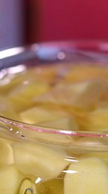 Gaz sobasında, tencerede haşlanmış patatesler. Seçici odaklanma. 4K video kaydı. Yüksek kalite 