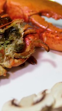 Sıcak kar yengeci. Istakozu tabağa koy.