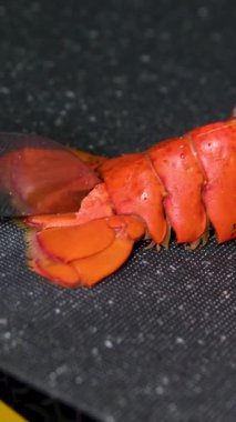 Sıcak kar yengeci. Istakozu tabağa koy.