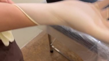 Kılları alınmadan önce koltuk altını temizliyorum. Koltuk altı kılları alındı. Esthetisyen 'le kaplıcada buhar tedavisi. Saç temizleme uzmanı, tahta karıştırma çubuğuyla sıcak balmumu koltukaltı uyguluyor. 4k