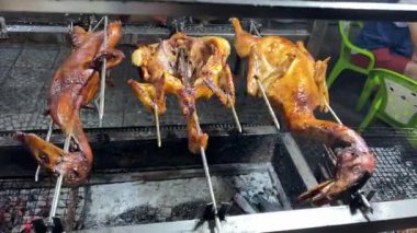 Tükürük Sokağı Fast Food 'daki kaz. Kızarmış ördekler ızgara yapıyor. Yüksek kalite 4k görüntü