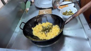 Kavrulmuş pirinçli, yeşil taze soğanlı, tavada yengeç eti ve yumurtalı, geleneksel Asya mutfağında pişiriliyor, Tayland geleneksel sokak yemekleri pişiriliyor. Yüksek kalite 4k