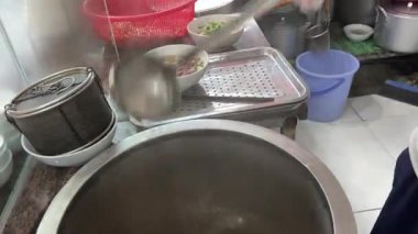 Po çorbasını ustalıkla dök kepçeleri tencereden buharda pişirerek, paylaşılan yemeğin özünü yakala. Haşlanmış et suyunda pişmiş et.