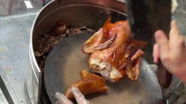 Restorandaki müşteriler için Pekin usulü ördek dilimleme işine yakın plan sokak yemekleri. Bir kaz doğra.