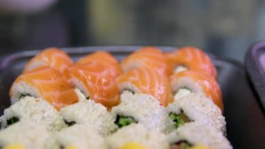 Bir tabakta farklı rulo suşi, Japon mutfağı yakın plan. Yüksek kalite 4k görüntü