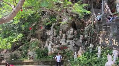Mermer Dağdaki Budist tapınağı. Tapınağın girişinde şişman bir Buda 'nın heykeli var. Statik çekim. Da Nang, Vietnam 04.10.2025