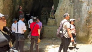 Turist gezileri gezginlere rehberlik eder. Linh Ung Pagoda, Tam Thai, Tu Tam Pagoda, Tam Ton, Quan The Am, Huyen Khong Cave, Am Phu Cave, Tang Chon Cave. Da Nang, Vietnam 04.10.2025