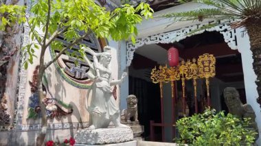 Turist gezileri farklı uluslara rehberlik eder. İnsanlar Mermer Dağ 'daki Budist tapınağını gezer. Buda tapınağının girişinin önünde. Da Nang, Vietnam 04.10.2025