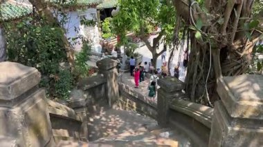 Turist gezileri farklı uluslara rehberlik eder. İnsanlar Mermer Dağ 'daki Budist tapınağını gezer. Buda tapınağının girişinin önünde. Da Nang, Vietnam 04.10.2025