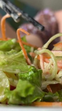 Poke kasesi yemek, yemek çubuklarıyla et yemek. Geleneksel Hawaii yemekleri dilimlenmiş sebzeler, kızarmış et ve yeşillikten yapılır. Sağlıklı yiyecekler. Asya çiğ yemeği. Yüksek kalite 4k görüntü